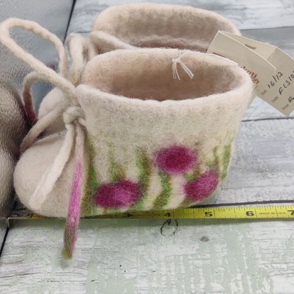 Wool felt Slippers Wearable Art Flowers Handmade in Nepal New w/ Tags Baby Sz 5 - Picture 16 of 16
